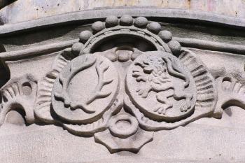 Detail erbů na podstavci jedné ze soch ( © Jan P. Štěpánek 10/2007)
