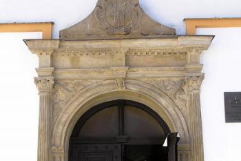 cenný vstupní renesanční portál kostela ( © Jan P. Štěpánek 10/2007)