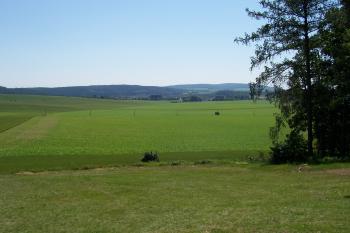 Krakovec - kaple sv. Antonína Paduánského - pohled ze Světiny - v popředí Laškov, v pozadí Velký Kosíř (© Ivo Rozehnal, 06/2012)