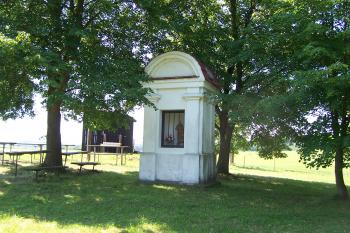 Krakovec - v obci je několik dalších kapliček - tato je za obcí při cestě ke Světině (© Ivo Rozehnal, 06/2012)