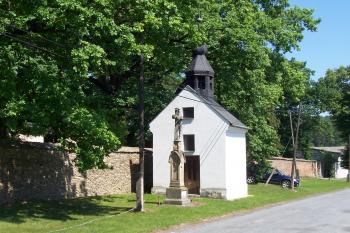 Krakovec - v obci je několik dalších kapliček - tato je před zámkem (© Ivo Rozehnal, 06/2012)