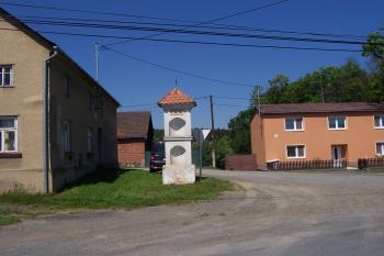 Krakovec - v obci je několik dalších sakrálních památek - tyto Boží muka stojí při křižovatce ke Světině (© Ivo Rozehnal, 06/2012)