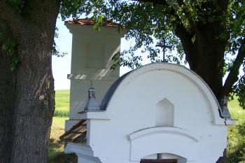 Krakovec - v obci je několik dalších kapliček - tato stojí spolu s Božími mukami na začátku obce od Laškova (© Ivo Rozehnal, 06/2012)