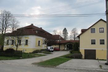 Vlevo východní nároží zámku (© Dušan Dohňanský 04/2018)