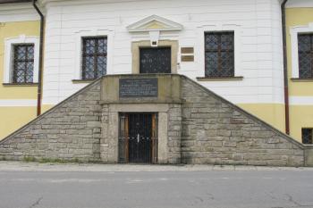Dvouramenné vstupní schodiště (© Dušan Dohňanský 04/2018)