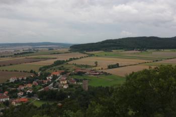 Pohled z plošiny u jižní stěny purkrabství na ves Točník a hrad Žebrák ( © Ivan Grisa 08/2011)