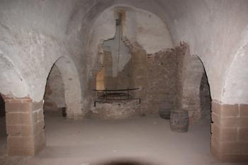 Přízemí velkého paláce: střední síň s bývalým točitým schodištěm ( © Ivan Grisa 08/2011)