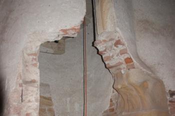 Přízemí velkého paláce: bývalé točité schodiště ze střední síně ( © Ivan Grisa 08/2011)