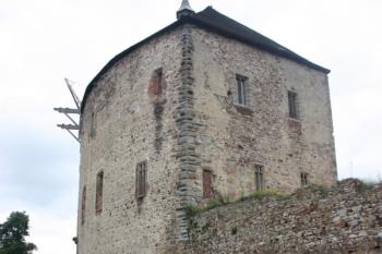 Hlavní palác z mostu přes šíjový příkop ( © Ivan Grisa 08/2011)