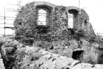 jižní štít velkého paláce před opravou střechy ( © Jan Sommer, 1991 (in Zprávy památkové péče LIV-1996, č. 6, str. 191))