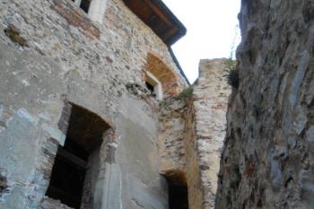 severní průčelí dolního paláce, zejména chci upozornit na chodbičku vpravo, ústící do výsernice (prevétu) (© Jan Večeřa, 08/2015)