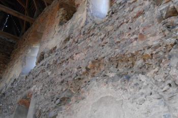 dolní palác, 1. patro, otisk mladší klenby a starší roubené konstrukce zateplující tuto místnost (© Jan Večeřa, 08/2015)