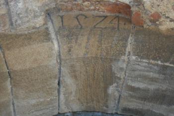 Letopočet ve vrcholovém klenáku, informující nás, že mladší západní brána byla vystavěna právě v tomto roce (© Jan Večeřa, 08/2015)