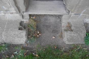 Točnice padacího můstku v dnešní 2. bráně, v brance pro pěší, takovéto technické detaily často unikají pozornosti návštěvníků (© Jan Večeřa, 08/2015)