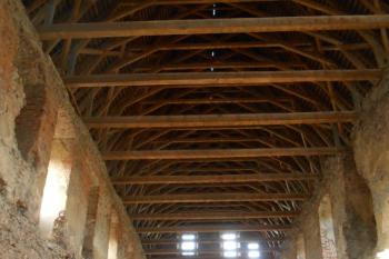 Interiér dolního, tzv. purkrabského paláce s velmi povedeným krovem a střechou (© Jan Večeřa, 08/2015)