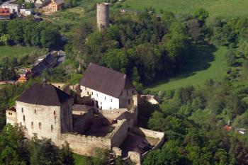 Točník a Žebrák - letecký snímek ( © Radovan Smokoň 05/2006)