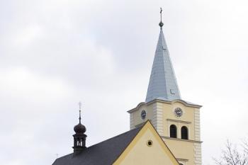 Farní kostel při pohledu ze břehu Rožnovské Bečvy (© Jan P. Štěpánek, 02/2007)