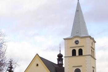 Pohled ke kostelu od meziříčského zámku (© Jan P. Štěpánek, 02/2007)
