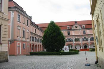 pohled na část vnitřního nádvoří z ulice vedoucí na náměstí (© D Dohňanský, 07/2015)