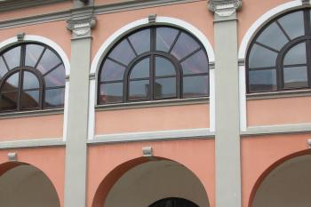 detail arkád a pilastrů (© D Dohňanský, 07/2015)