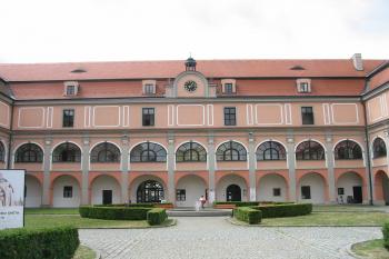 západní křídlo vnitřního nádvoří (© D Dohňanský, 07/2015)