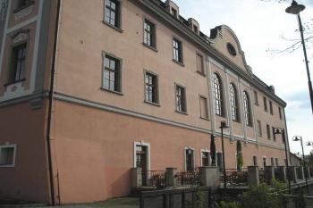 průčelí zámku k řece Bačvě (© de ardoise 05/2005)
