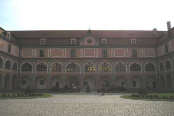otevřené nádvoří zámku (© de ardoise 05/2005)
