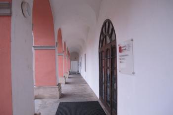 přízemní arkádová chodba sev.křídla (© D Dohňanský, 02/2018)