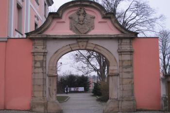 brána vedoucí z vnitřního nádvoří do parku (© D Dohňanský, 02/2018)