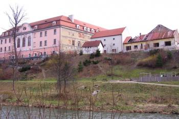 Pohled na zámek s bývalým hospodářským zázemím (vlevo) ze břehů Rožnovské Bečvy ( © Jan P. Štěpánek 02/2007)