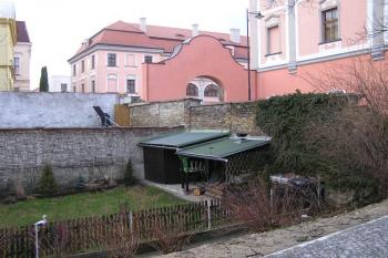 Část zachovalého bývalého příkopu na východě, jímž byl areál zámku oddělen od města ( © Jan P. Štěpánek 02/2007)