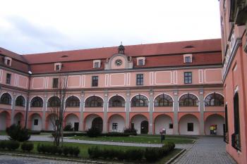 Nádvoří zámku otevřené k východu ( © Jan P. Štěpánek 02/2007)