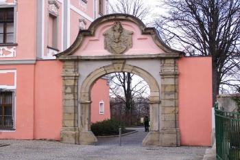 Barokní brána se žerotínským znakem ( © Jan P. Štěpánek 02/2007)