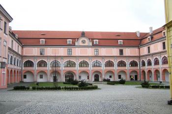 Nádvoří žerotínského zámku ( © Jan P. Štěpánek 02/2007)
