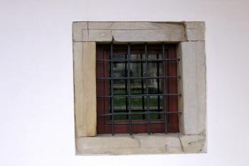 Starší okénko s kamenným ostěním v západním křídle zámku ( © Jan P. Štěpánek 02/2007)