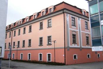 Jižní křídlo zámku v obležení novostaveb ( © Jan P. Štěpánek 02/2007)