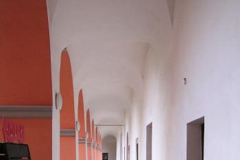 Arkádová chodba v přízemí zámku (© Jan P. Štěpánek, 02/2007)