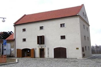 Bývalá barokní sýpka sloužící potřebám zámku je dnes přeměněna v galerii a informační centrum ( © Jan P. Štěpánek 02/2007)
