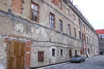 Západní fasáda zámku doposud na rekonstrukci čeká ( © Jan P. Štěpánek 02/2007)