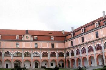 Panorama nádvoří zámku od východu ( © Jan P. Štěpánek 02/2007)