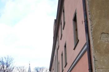 Pohled na vnější fasádu severního křídla s terasou nad řekou (© Jan P. Štěpánek, 02/2007)