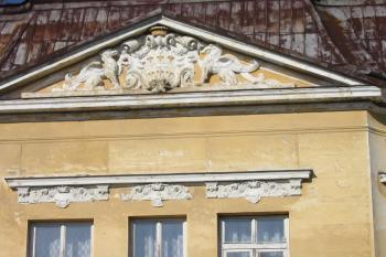 štít nad středovým rizalitem hlavního průčelí zámku (© D Dohňanský, 04/2014)