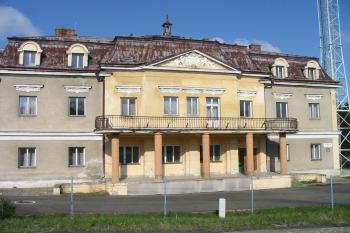 pohled na hlavní průčelí zámku od východu (© D Dohňanský, 04/2014)