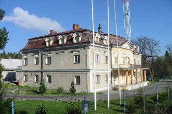 pohled z hlavní příjezdové silnice od jihovýchodu (© D Dohňanský, 04/2014)