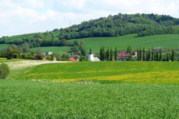 Pohled na obec s kostelem ve směru od Lhotky (© Jan P. Štěpánek 06/2006)