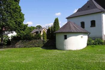 bývalá márnice s částí pozůstatku kostelní zdi (© Jan P. Štěpánek 06/2006)