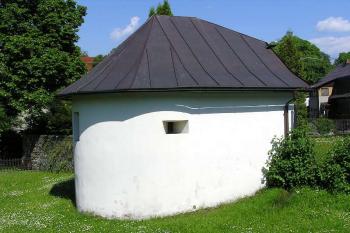 bývalá márnice (© Jan P. Štěpánek 06/2006)