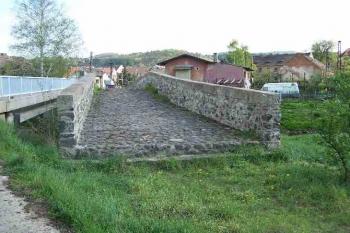 Pohled na vozovku,nalevo betonová lávka (© Vladimír Studecký 05/2005)