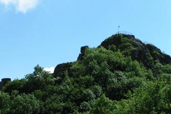 pohled od západu na skalní masív s vrcholkem hradu ( © Petr Turyna 06/2005)