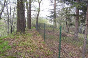 Pohled od jihu (od šancí) na konec ostrožny nad řekou ( © Jan P. Štěpánek 05/2005)